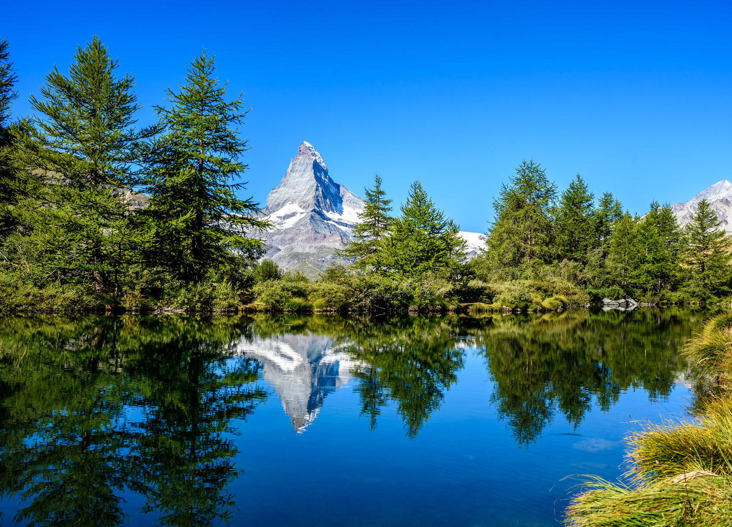 DANAU-DANAU SWISS: SURGA BERKILAUAN